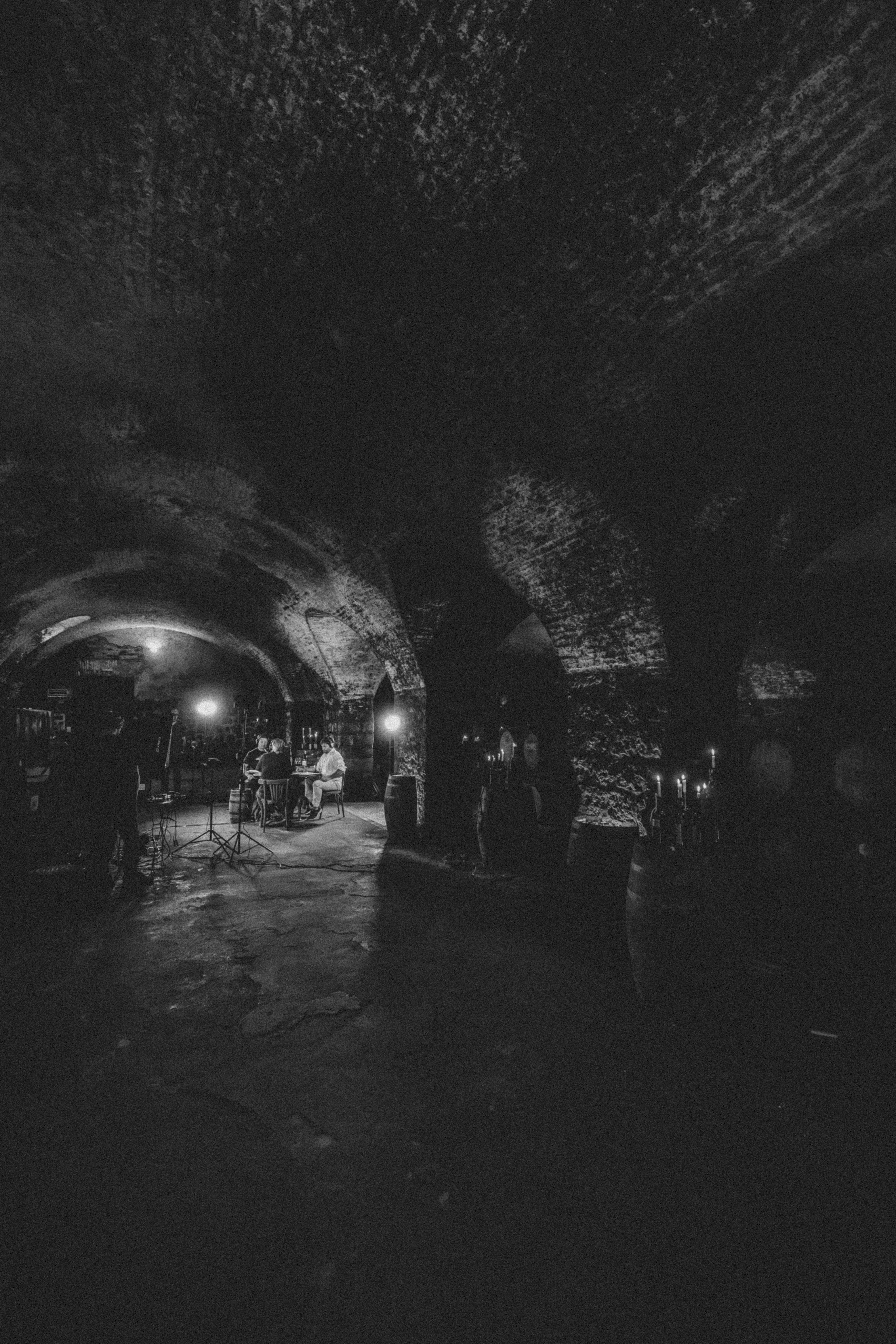 Corredor de arcos vacío y en penumbra en la bodega